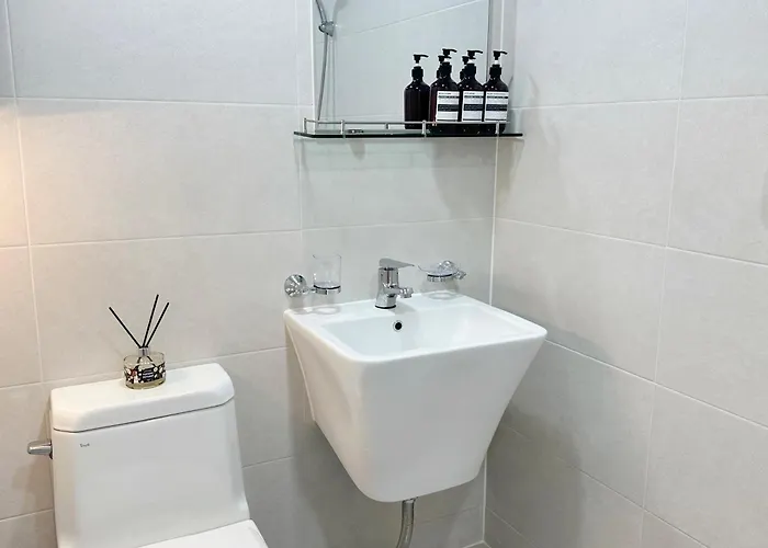 Entire House, 4 Minutes To Samsung Or Gangnam-gu Office Subway Station, Suitable For Plastic Surgery Visits, Business Trips, Families, 2 Rooms, 2 Queen Beds 3* Seoul