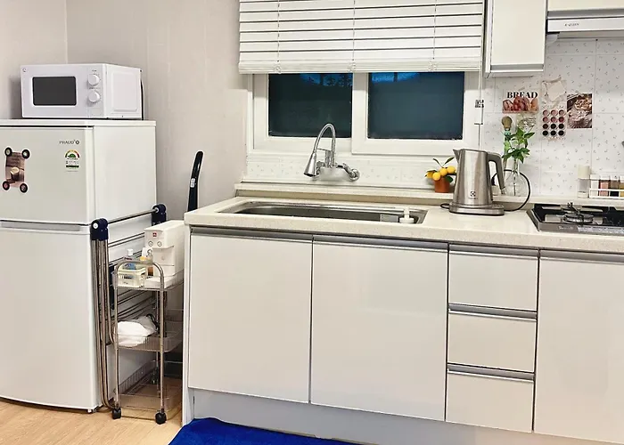 Entire House, 4 Minutes To Samsung Or Gangnam-gu Office Subway Station, Suitable For Plastic Surgery Visits, Business Trips, Families, 2 Rooms, 2 Queen Beds Gasthof 3*